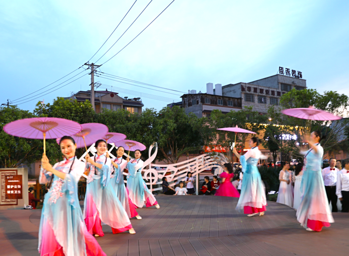 四川什邡打造“文化夜市”惠民众暖民心