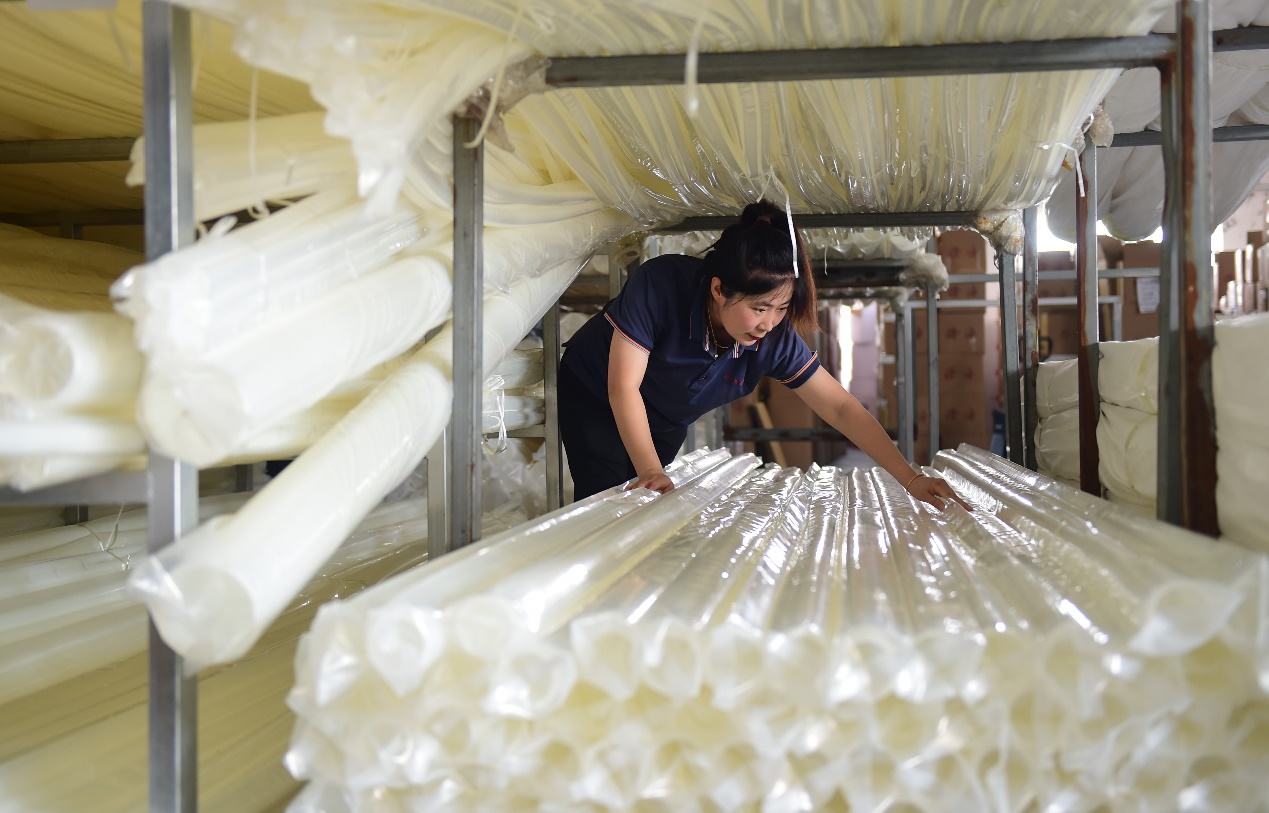 在盐山县望树镇的一家管件厂工作的农村留守妇女正检测产品质量。 傅新春摄