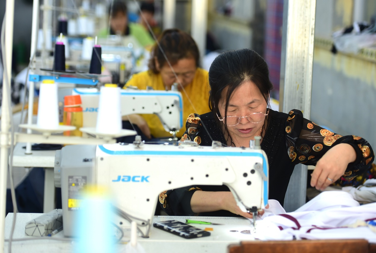 女工在盐山县杨集镇的服装厂工作。 傅新春摄