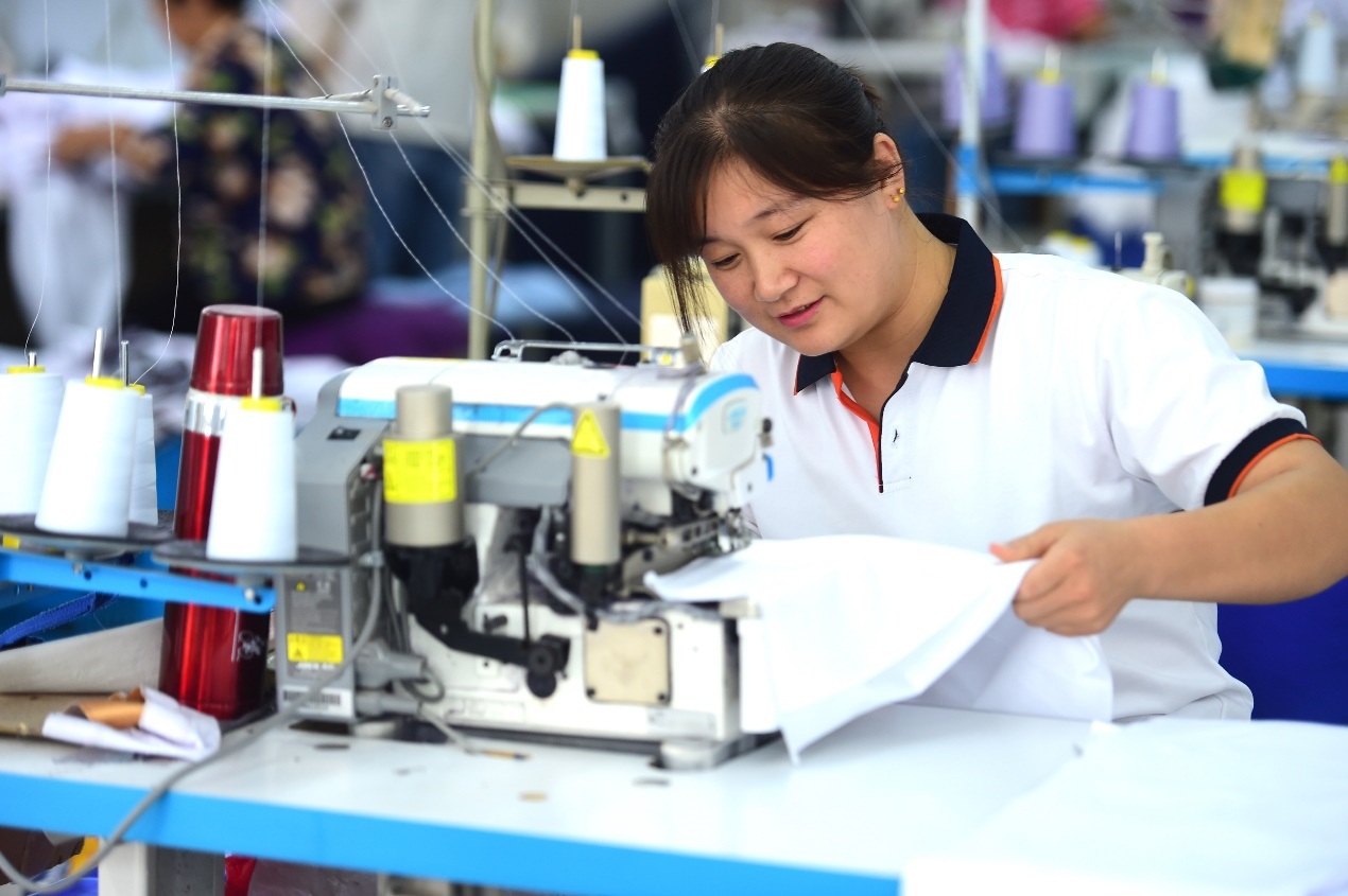 女工在杨集镇的村办服装厂生产服装。 傅新春摄