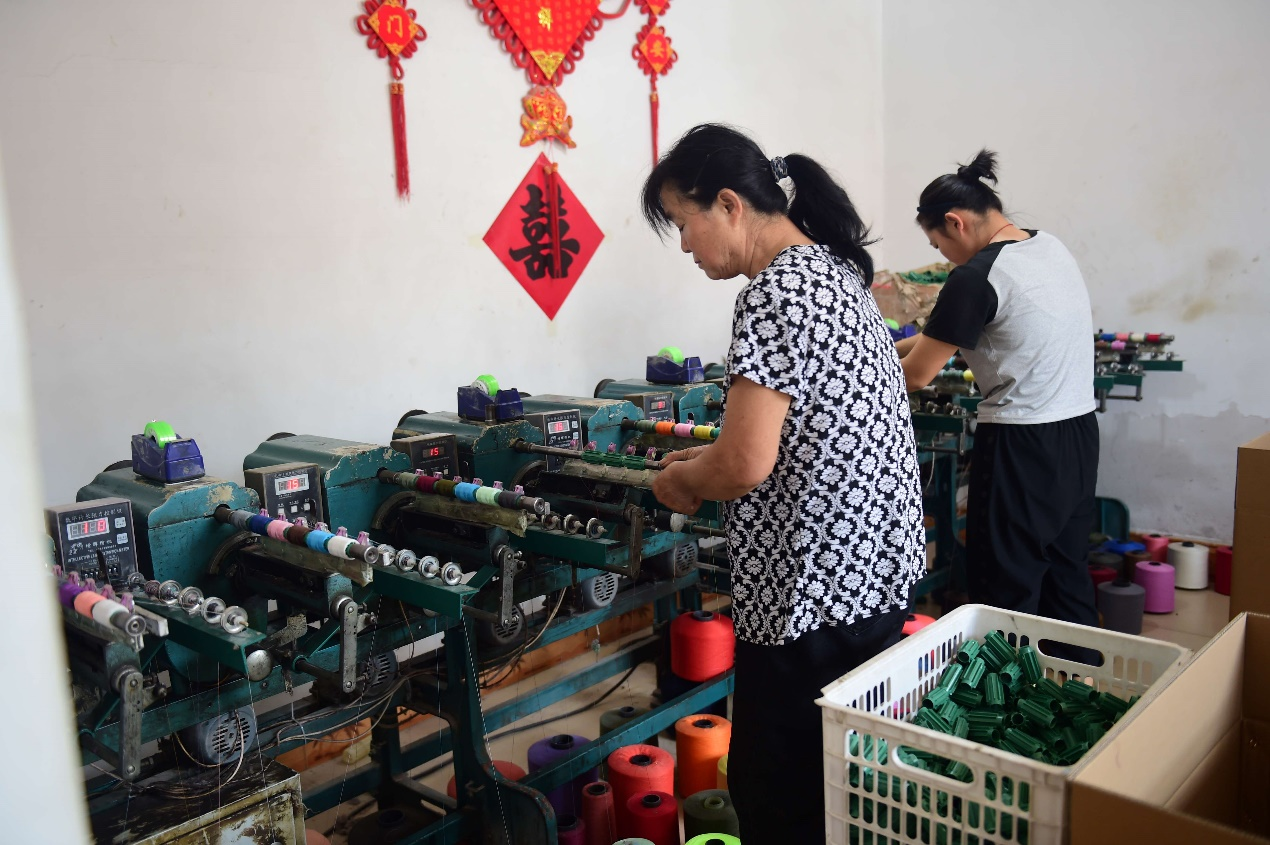 女工在盐山县一家塑料制品厂加工塑料管件。 傅新春摄
