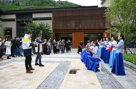 浙江嘉兴文艺名家走进四川九寨沟开展创作交流活动