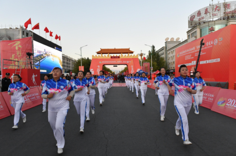 万人齐聚!嘉峪关长城马拉松现场直击!场面超震撼,快看→
