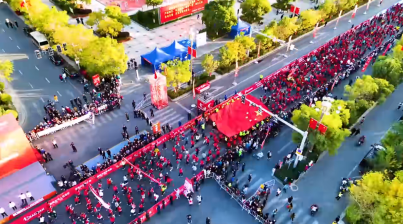 万人齐聚!嘉峪关长城马拉松现场直击!场面超震撼,快看→