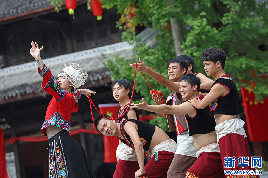 “景”上添花 文旅融合扮靓重庆“双节”假期