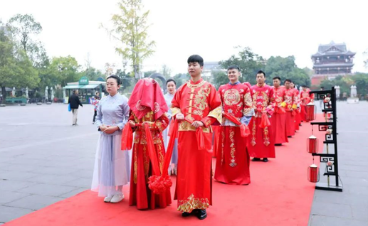 成都龙泉驿：举办中式集体婚礼 让“爱”轻装上阵