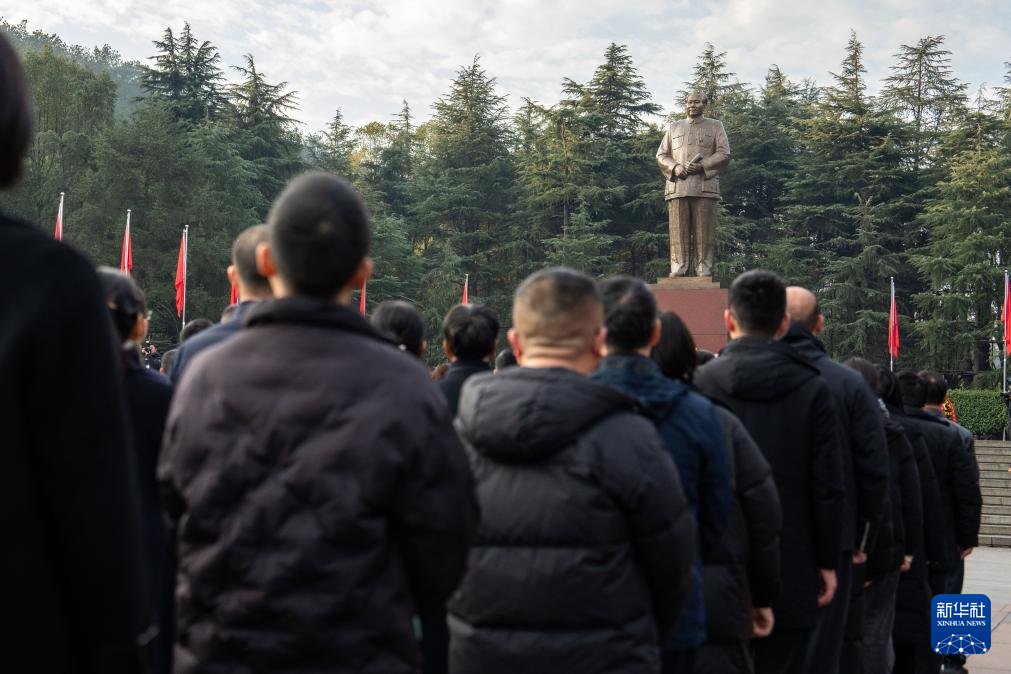 湖南韶山：各界人士纪念毛泽东同志诞辰130周年