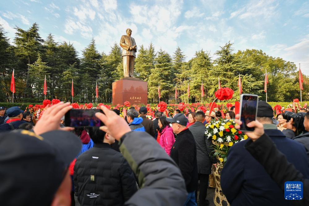 湖南韶山：各界人士纪念毛泽东同志诞辰130周年