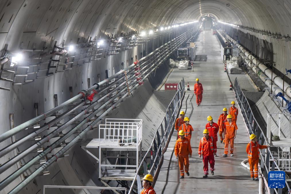 长江水下的“建设交响曲”