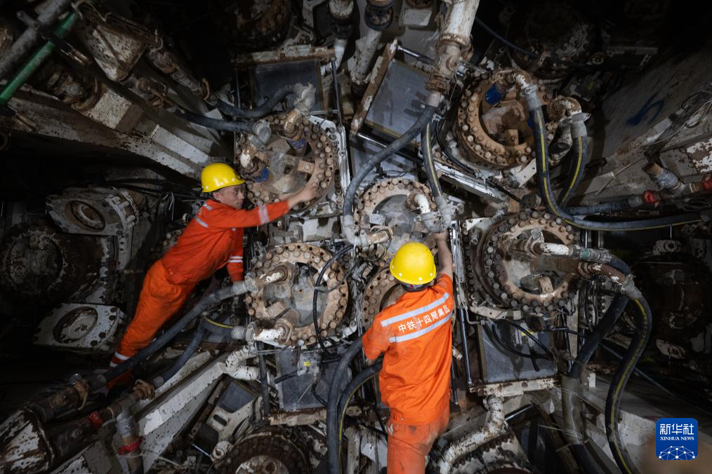 长江水下的“建设交响曲”