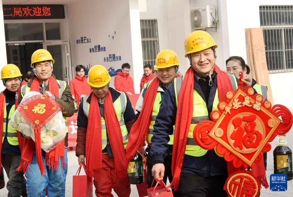 青岛：“两节”送温暖 慰问进工地