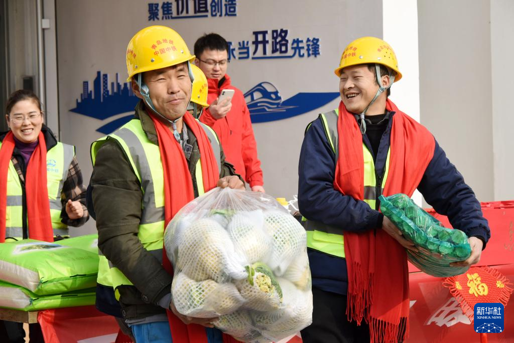 青岛：“两节”送温暖 慰问进工地