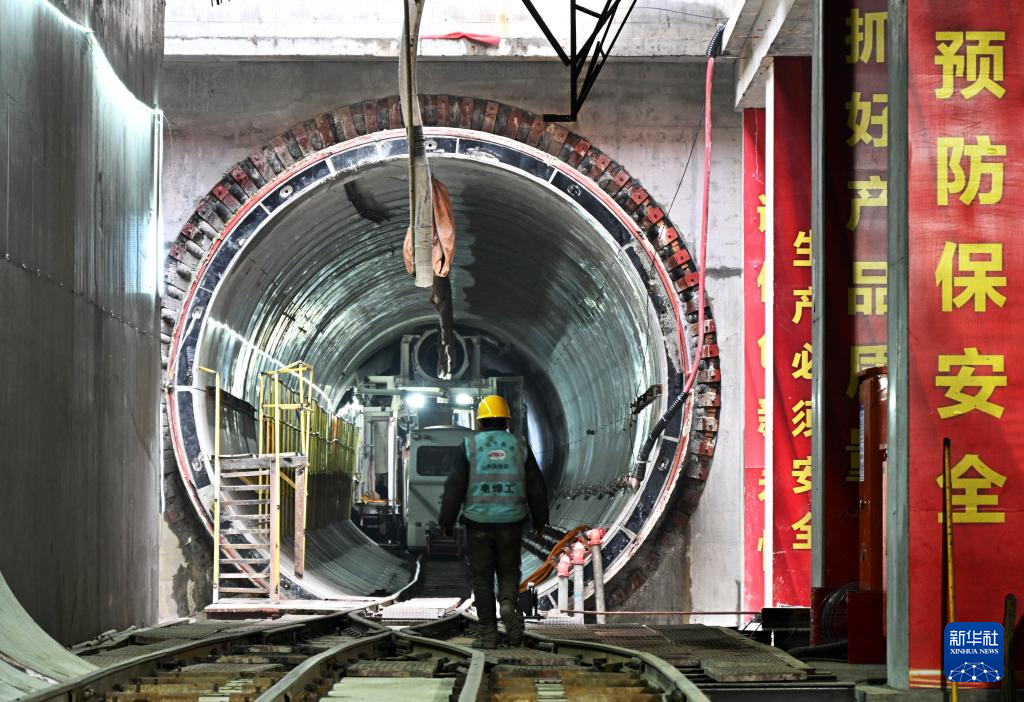 青岛地铁施工成功下穿胶济铁路