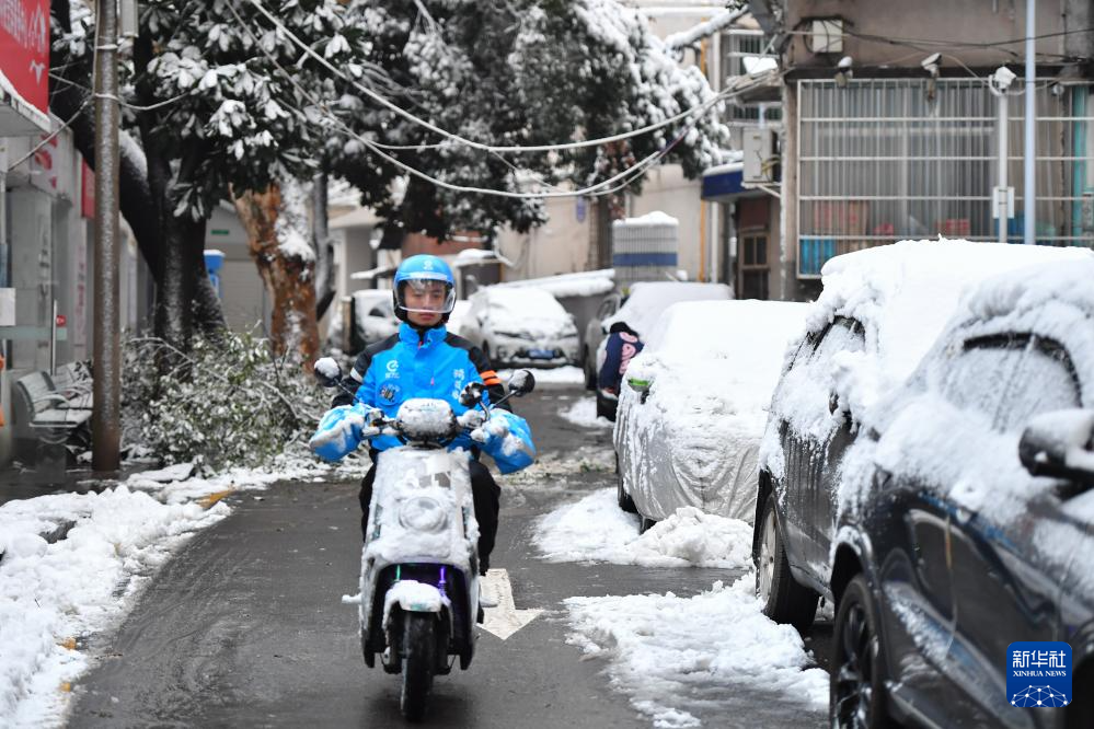 长沙：雪中送餐温暖社区老人