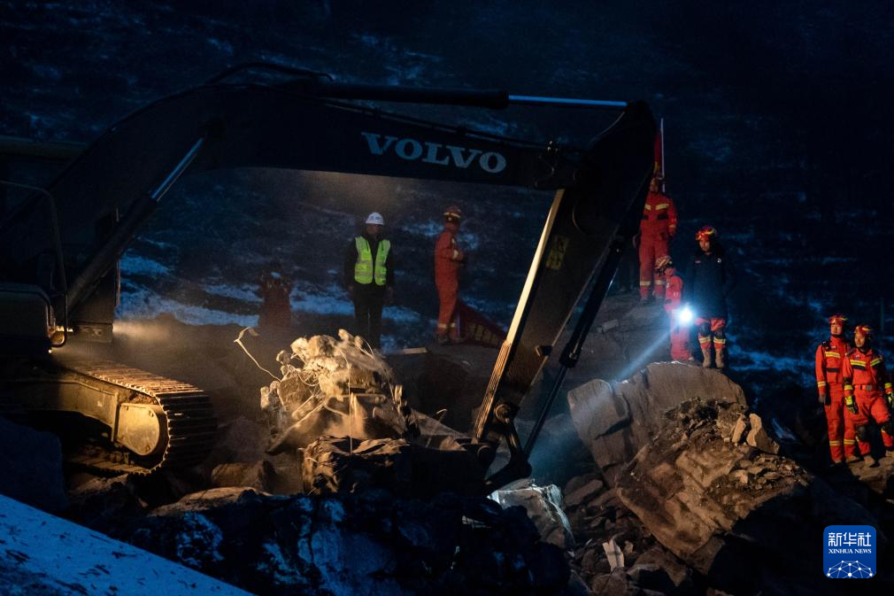 云南昭通市镇雄县发生山体滑坡 部队官兵和民兵紧急救援