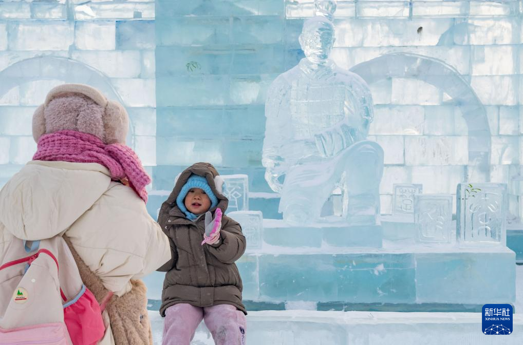 “冰马俑”亮相冰雪大世界