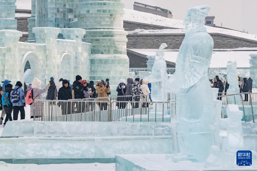 “冰马俑”亮相冰雪大世界