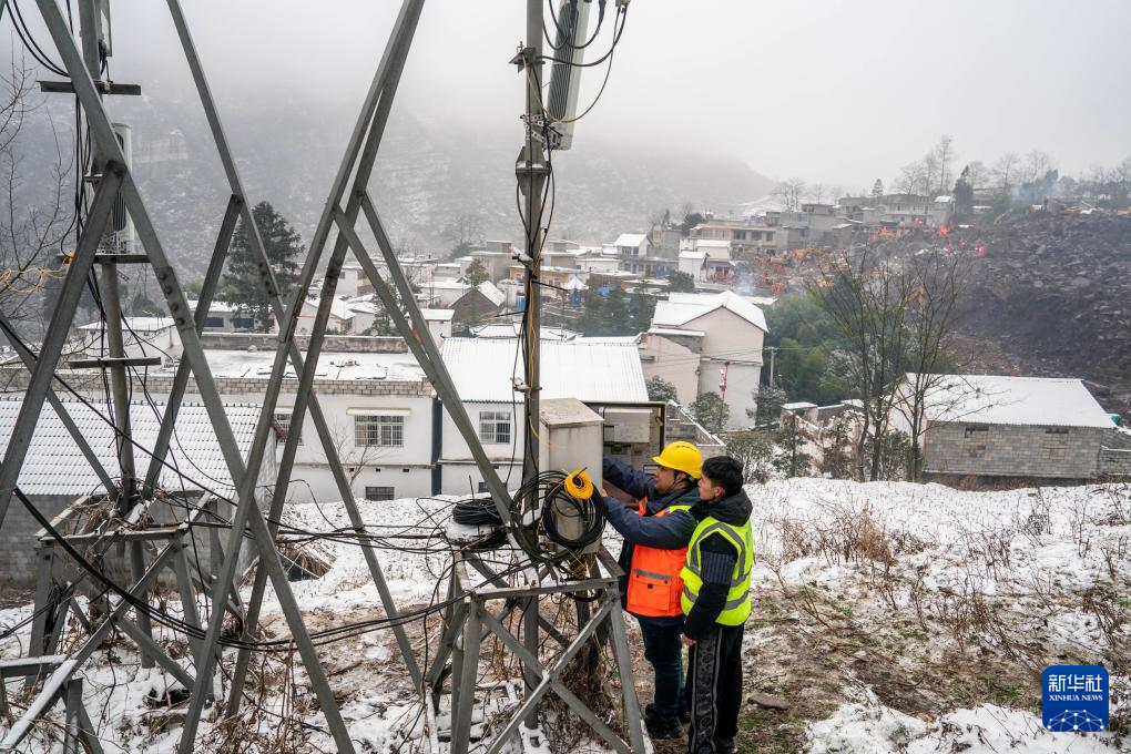 云南镇雄山体滑坡灾害:全面开展救援工作