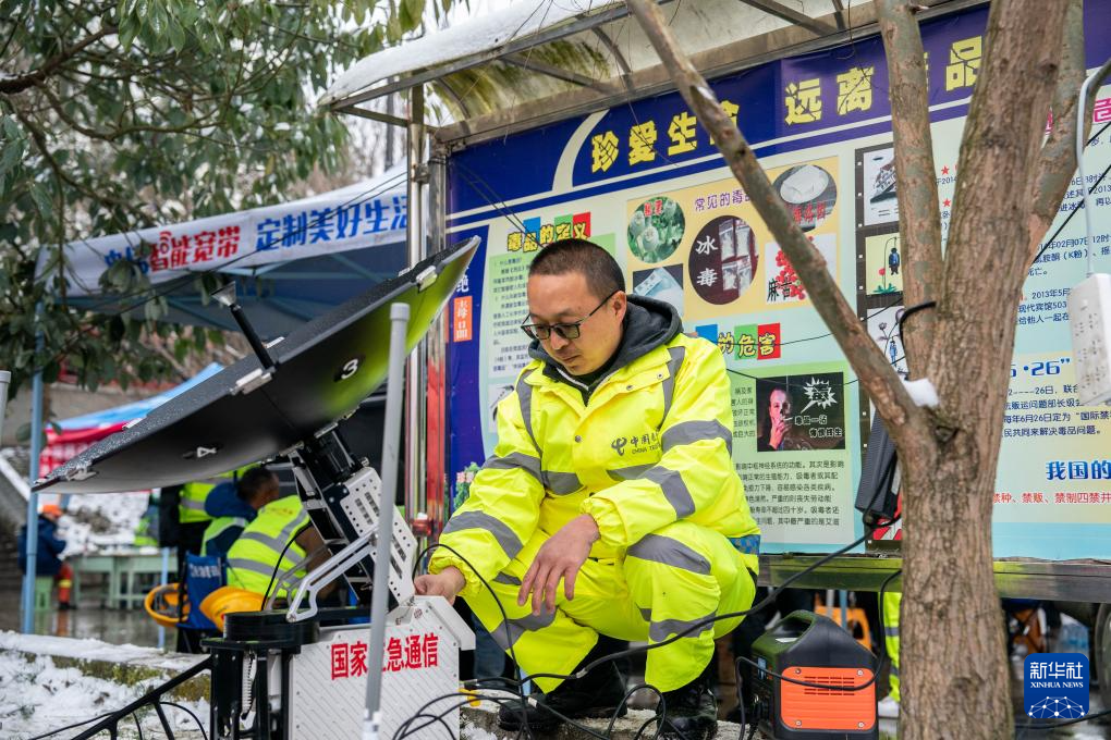 云南镇雄山体滑坡灾害:全面开展救援工作