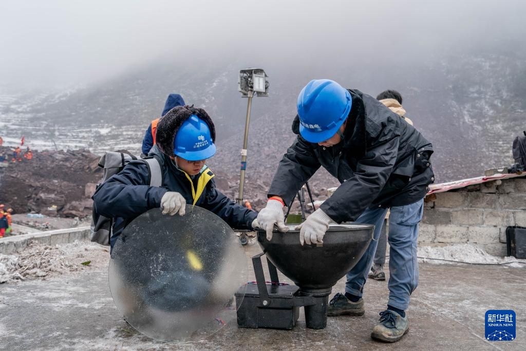 云南镇雄山体滑坡灾害:全面开展救援工作