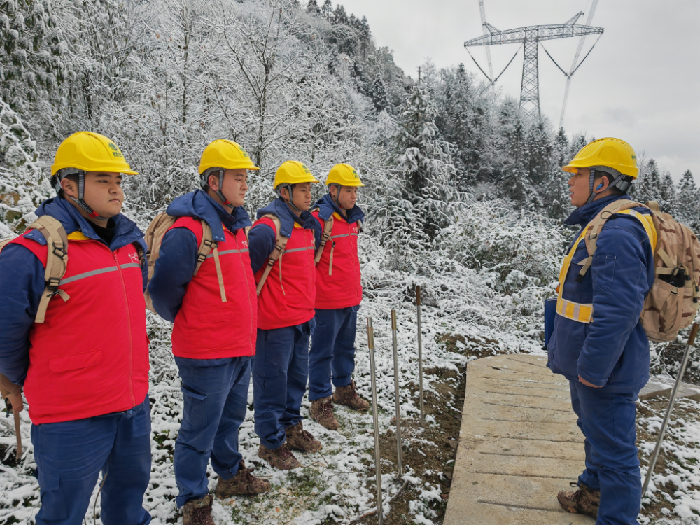 踏雪迎风保供电 他们全力以赴守护万家灯火