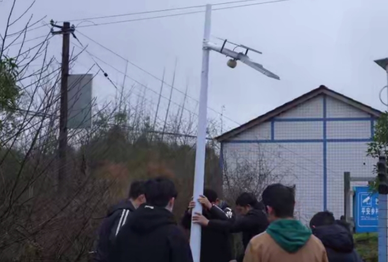 厉害！这群大学生开发出能“动脑筋”的路灯