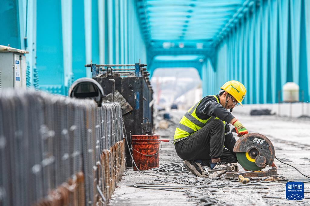 渝湘高铁清水坪乌江特大桥建设进入收尾阶段