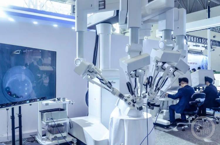 科技感满满！重大教授带来五臂手术机器人 预计明年底上市