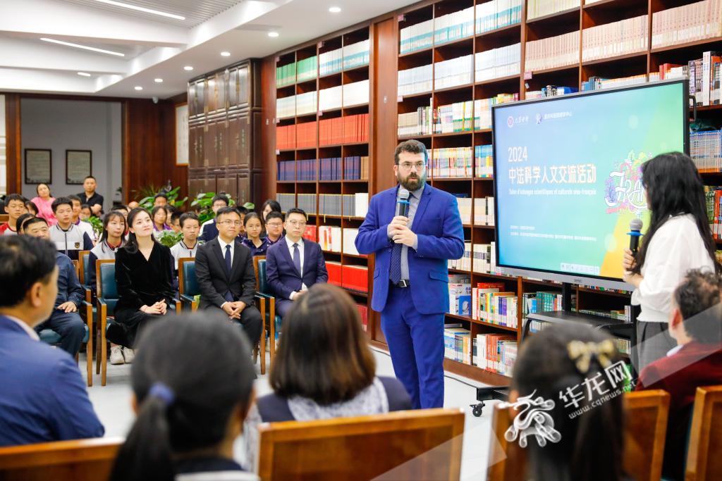 法国欧坦市市长一行来渝交流考察 为首批“中法科学人文友谊小使者”配绶带