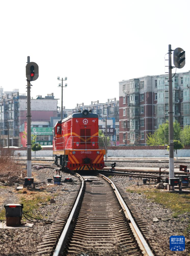 河北唐山：新能源改造机车跑出“绿色”赛道