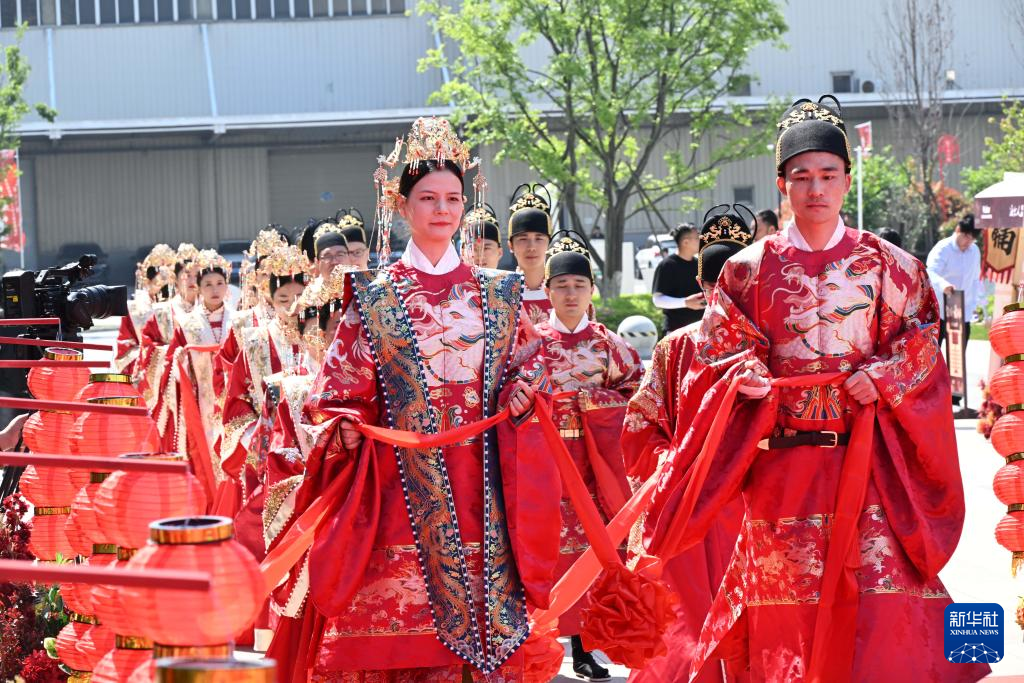 青岛举行文明实践集体婚礼