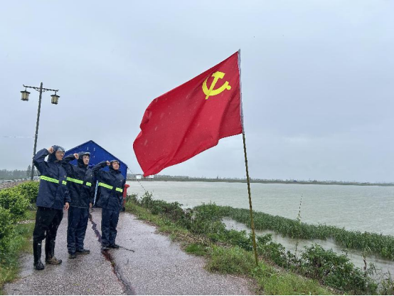 临湘市黄盖镇：风雨中的坚守与誓言