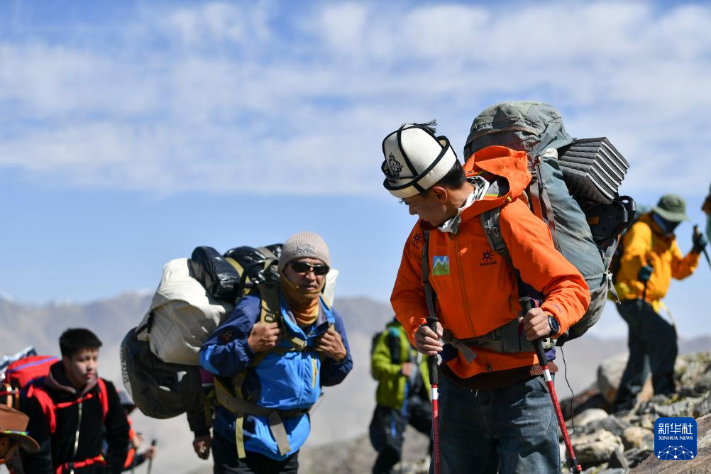 一座山，两代人——新疆牧民结缘国际登山