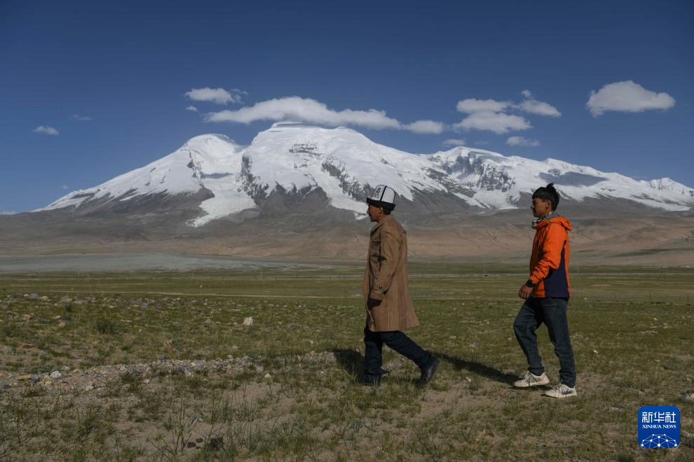 一座山，两代人——新疆牧民结缘国际登山