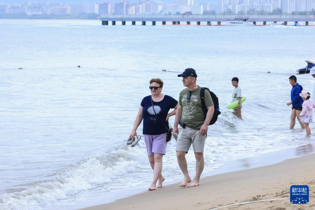 海南三亚：中外游客乐享夏日风情