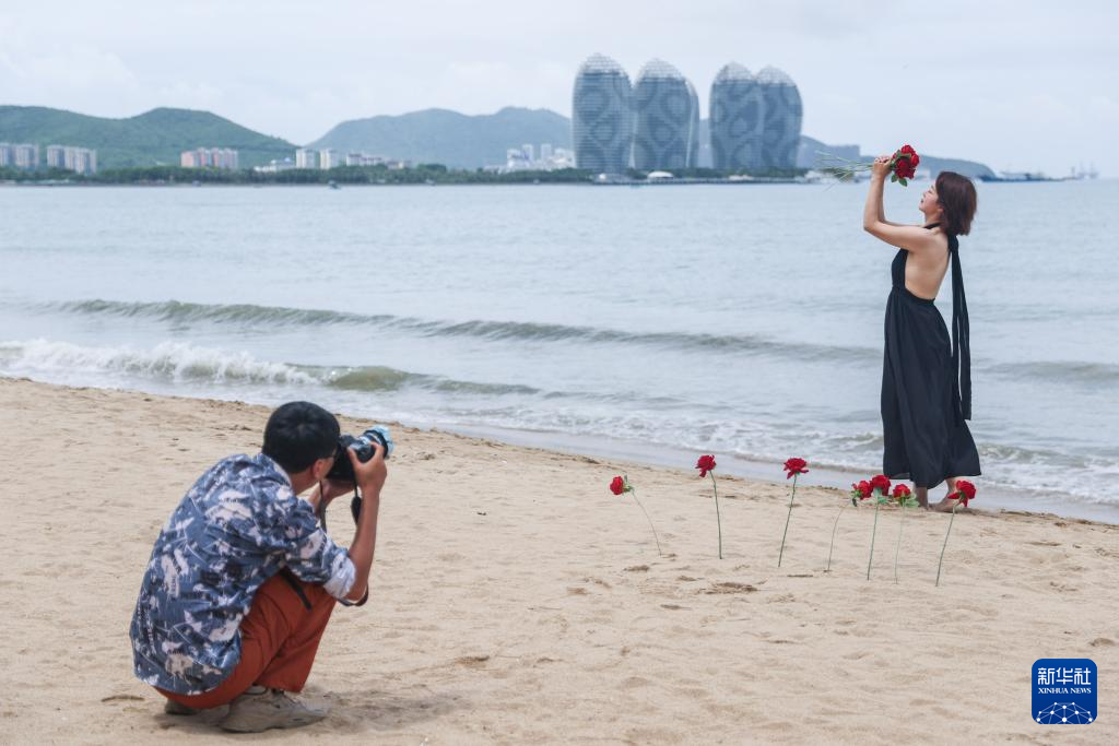 海南三亚：中外游客乐享夏日风情