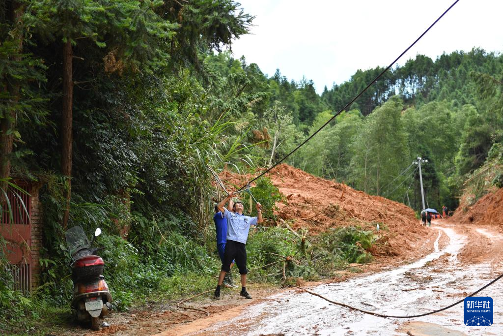 直击湖南资兴八面山瑶族乡救灾一线