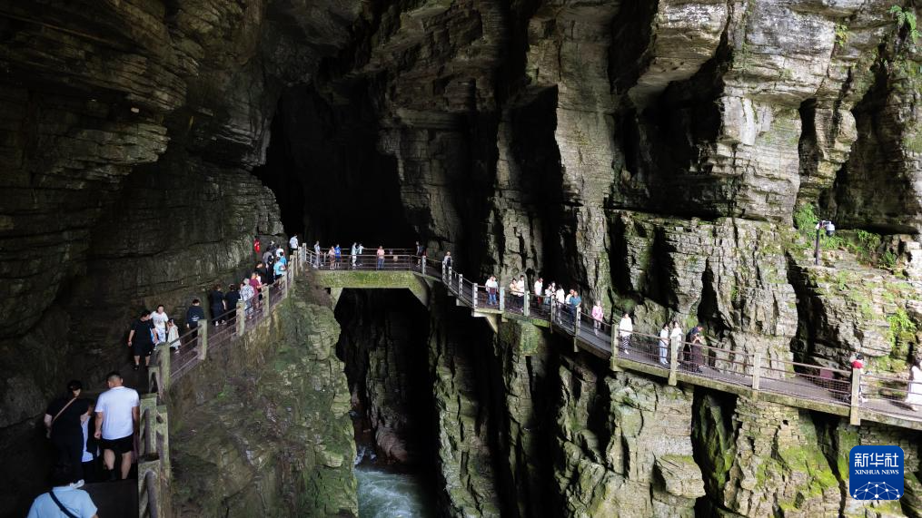 湖北利川:夏日溶洞觅清凉