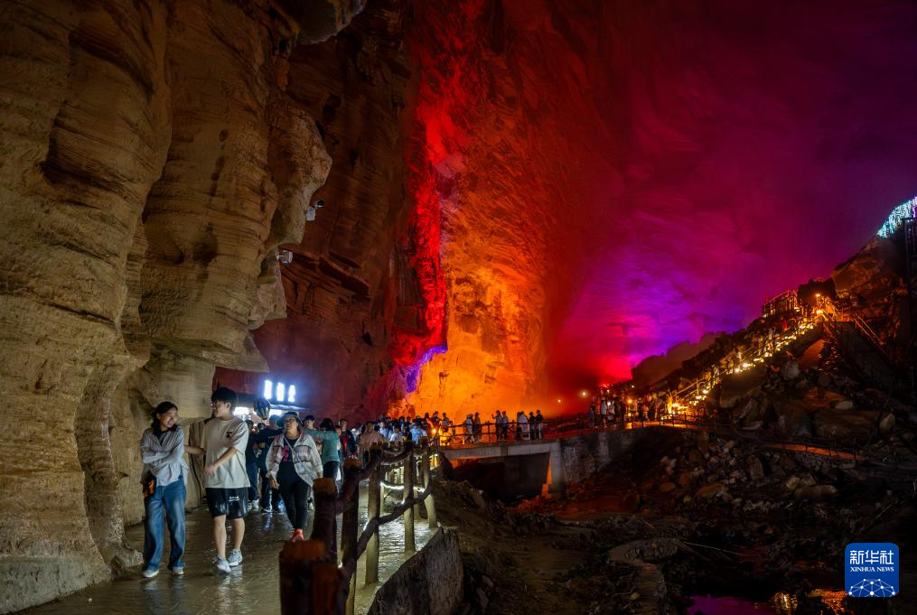 湖北利川:夏日溶洞觅清凉