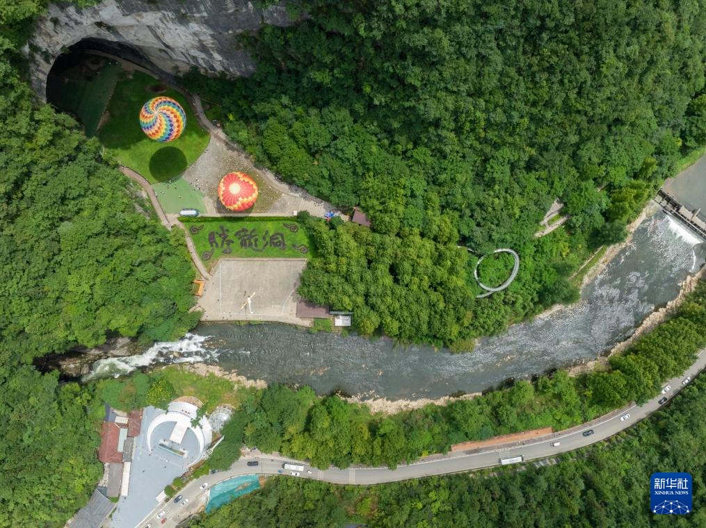 湖北利川:夏日溶洞觅清凉