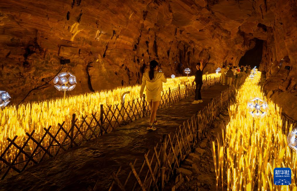 湖北利川:夏日溶洞觅清凉