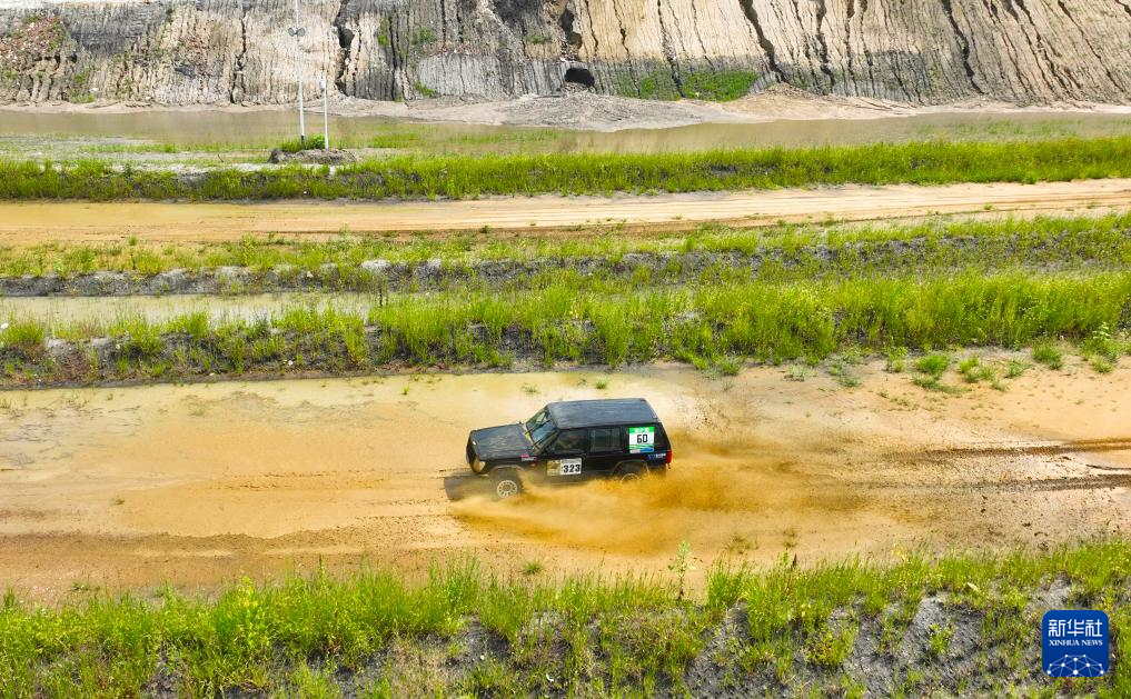 废弃矿坑变赛道 再现新活力