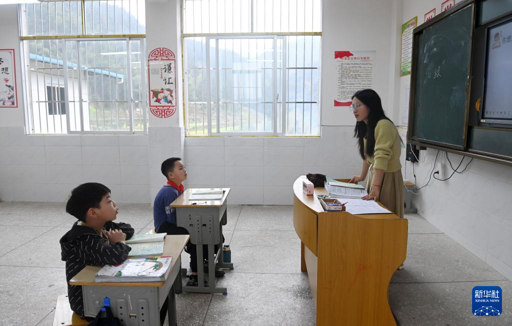 绽放在讲台上的青春——广西大山教师12年调研采访影像志