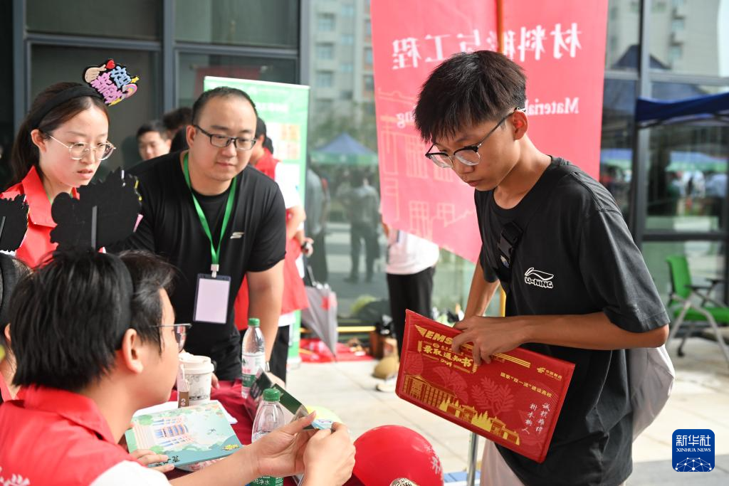 江苏南京:新校区迎来新同学