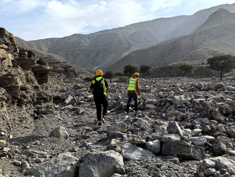 内蒙古鄂托克旗： 翻山越岭建基站，为牧民架起幸福路