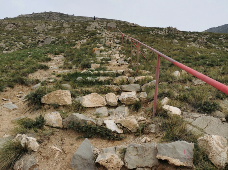 内蒙古鄂托克旗： 翻山越岭建基站，为牧民架起幸福路