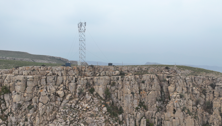 内蒙古鄂托克旗： 翻山越岭建基站，为牧民架起幸福路