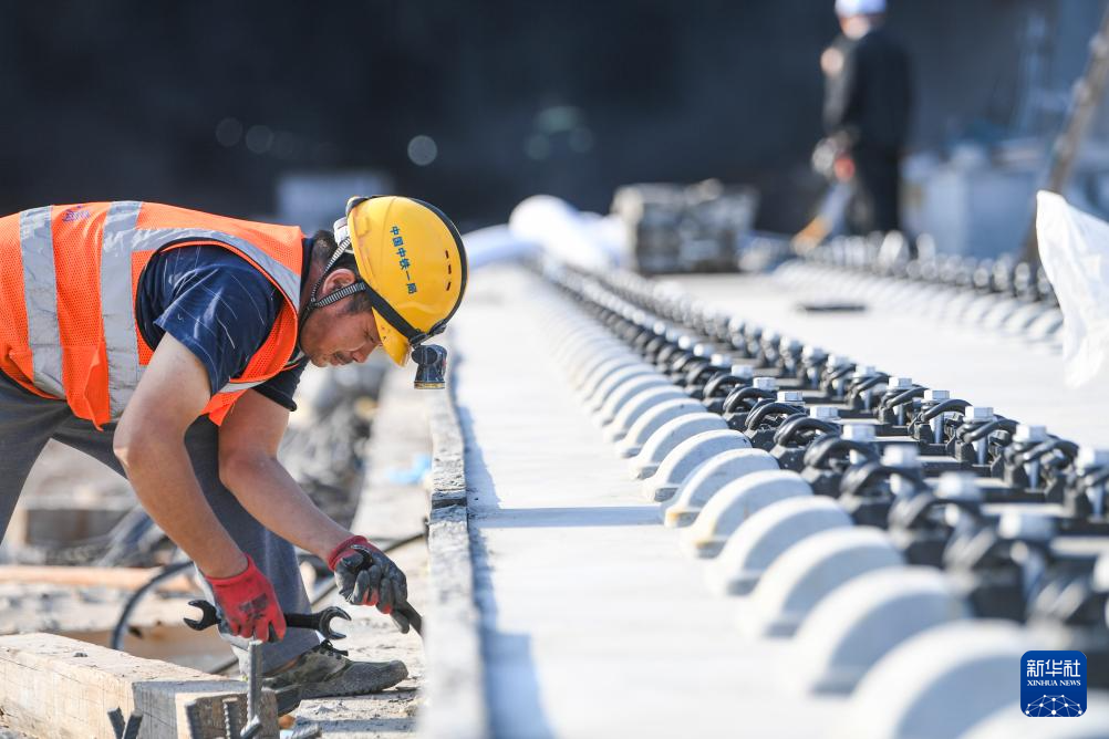 新建重庆至黔江铁路建设顺利推进