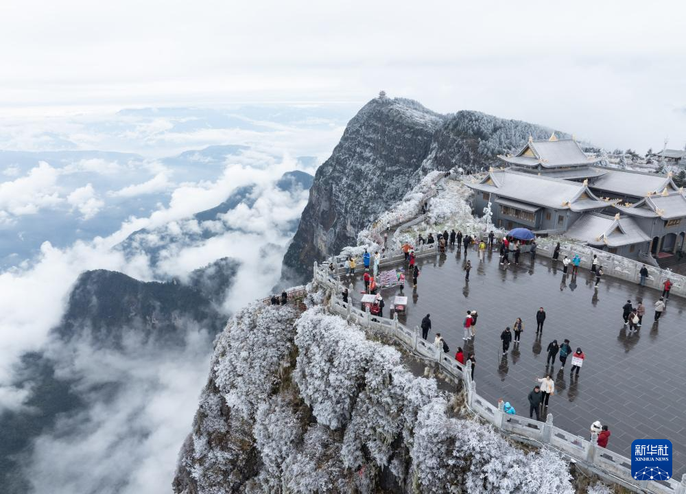 峨眉山初雪