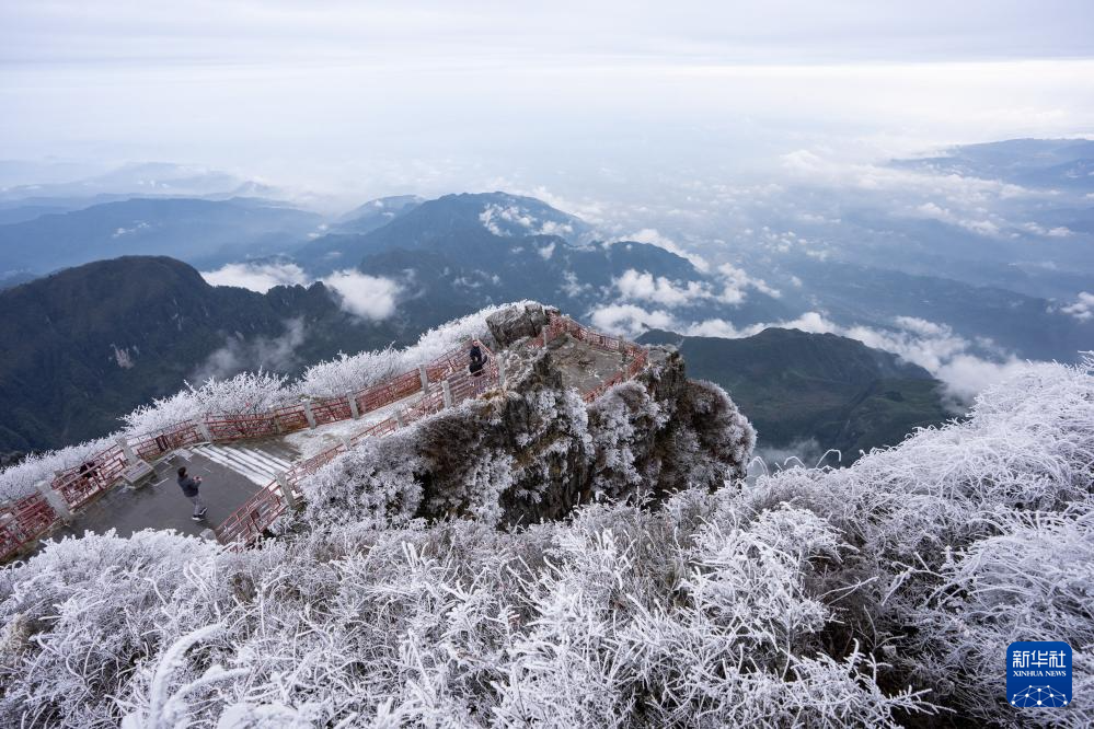 峨眉山初雪